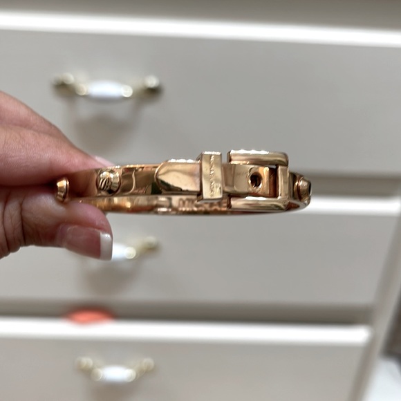 MICHAEL KORS BUCKLE BANGLE - Picture 5 of 5
